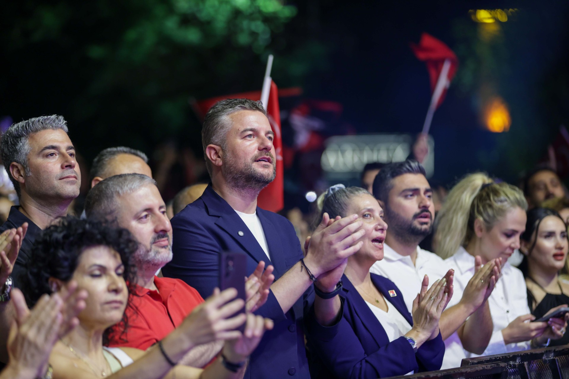 ZAFER KORTEJİ BUCA'YI AYDINLATTI