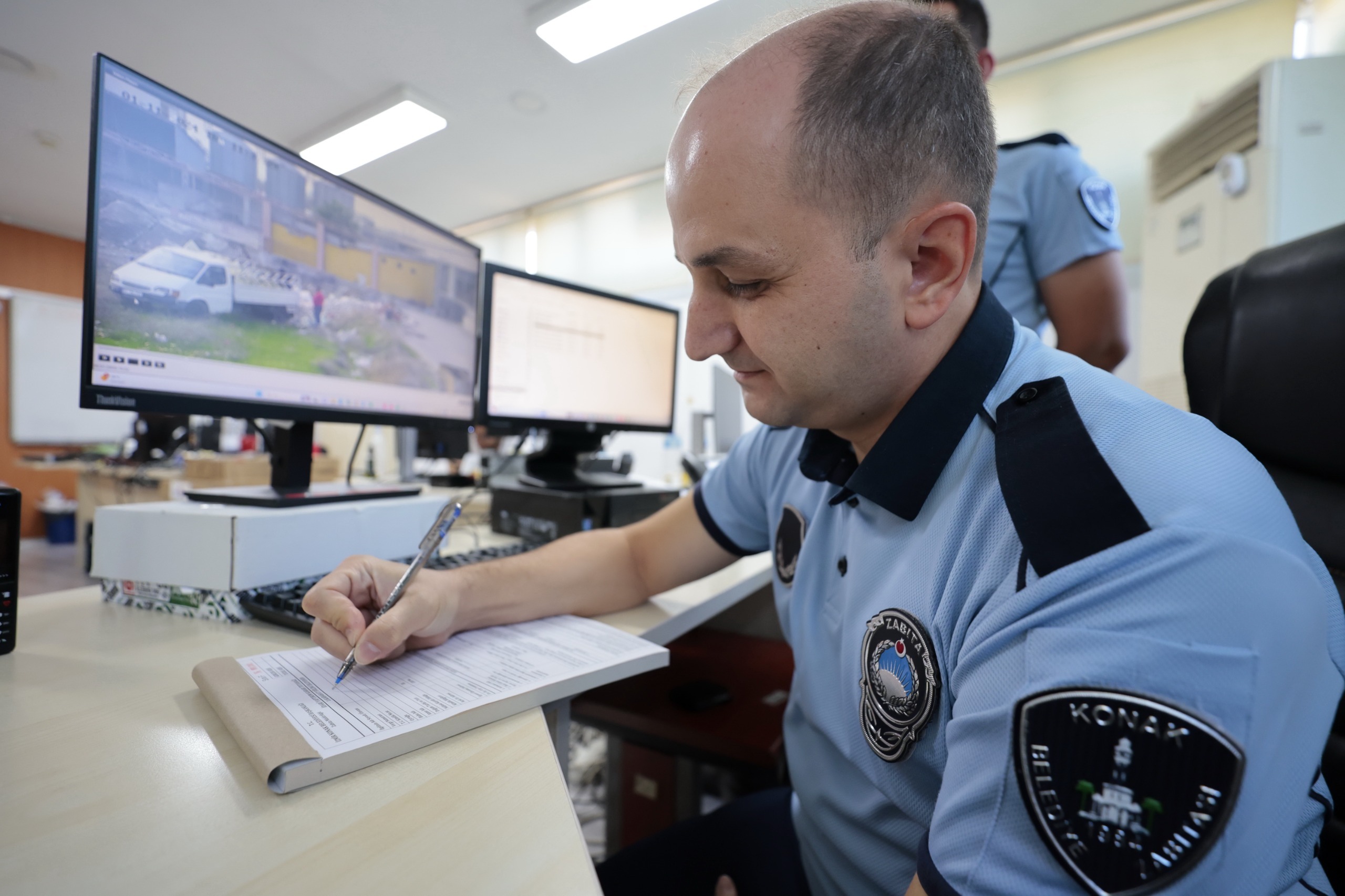 Konak’ta çevreyi kirletenlere kameralı takip