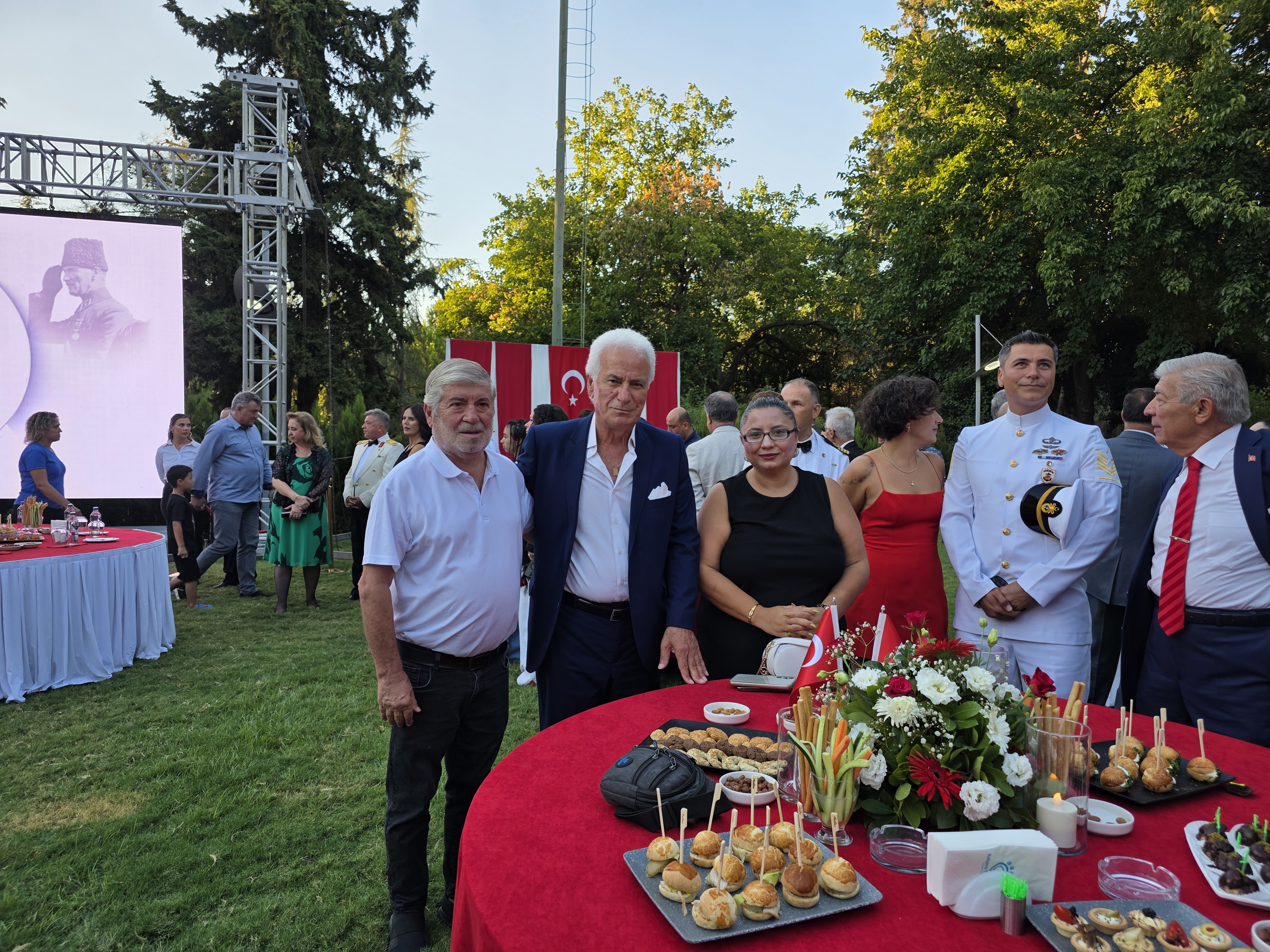 CUMHURİYETİMİZE SAHİBİZ, DÜŞMANA GEÇiT VERMEYiZ!