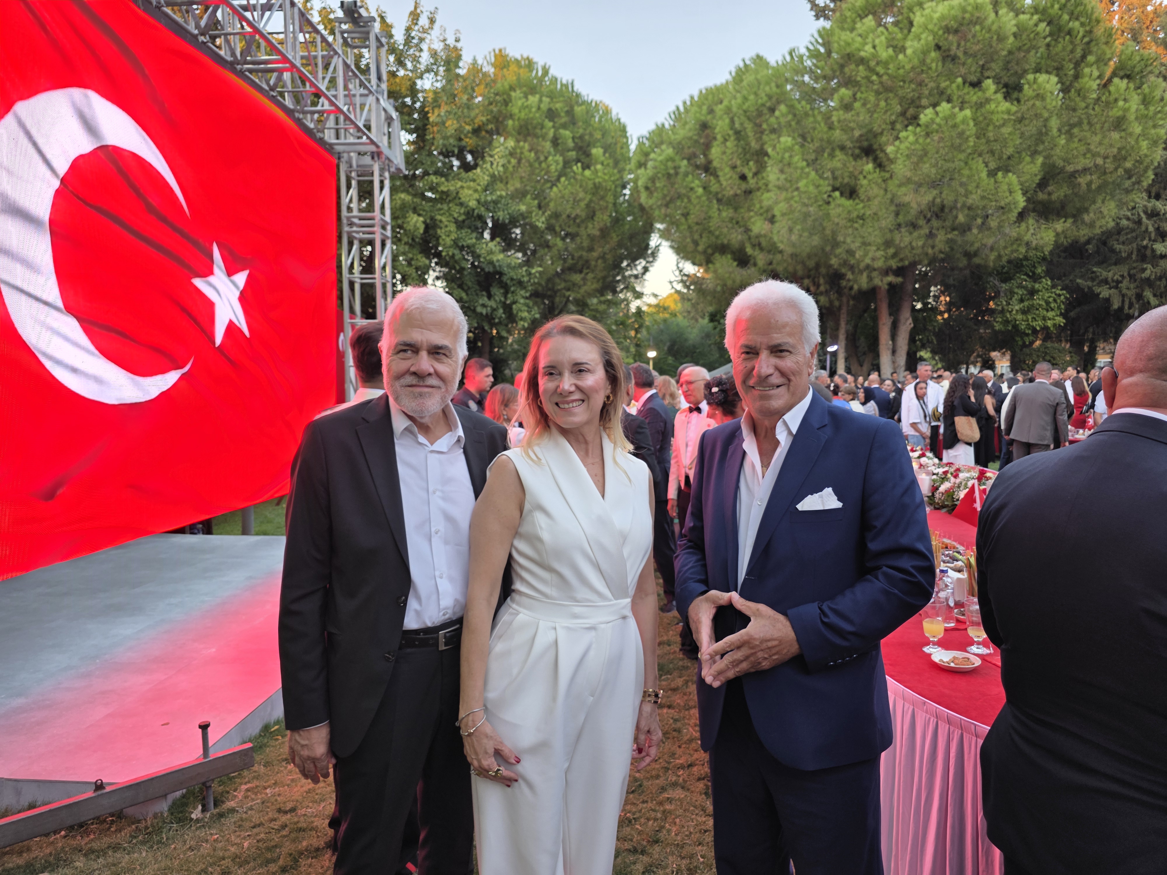 CUMHURİYETİMİZE SAHİBİZ, DÜŞMANA GEÇiT VERMEYiZ!