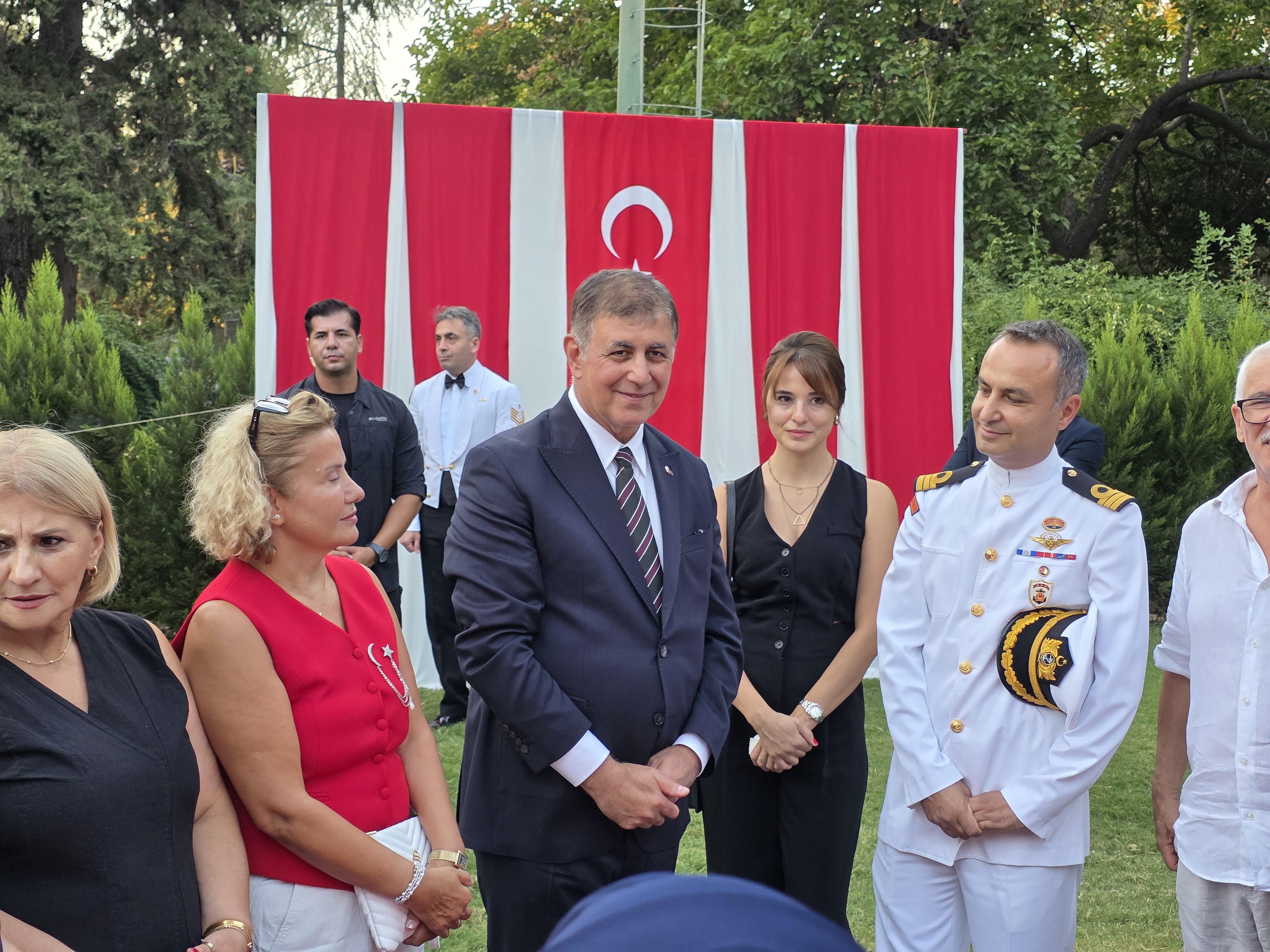 CUMHURİYETİMİZE SAHİBİZ, DÜŞMANA GEÇiT VERMEYiZ!