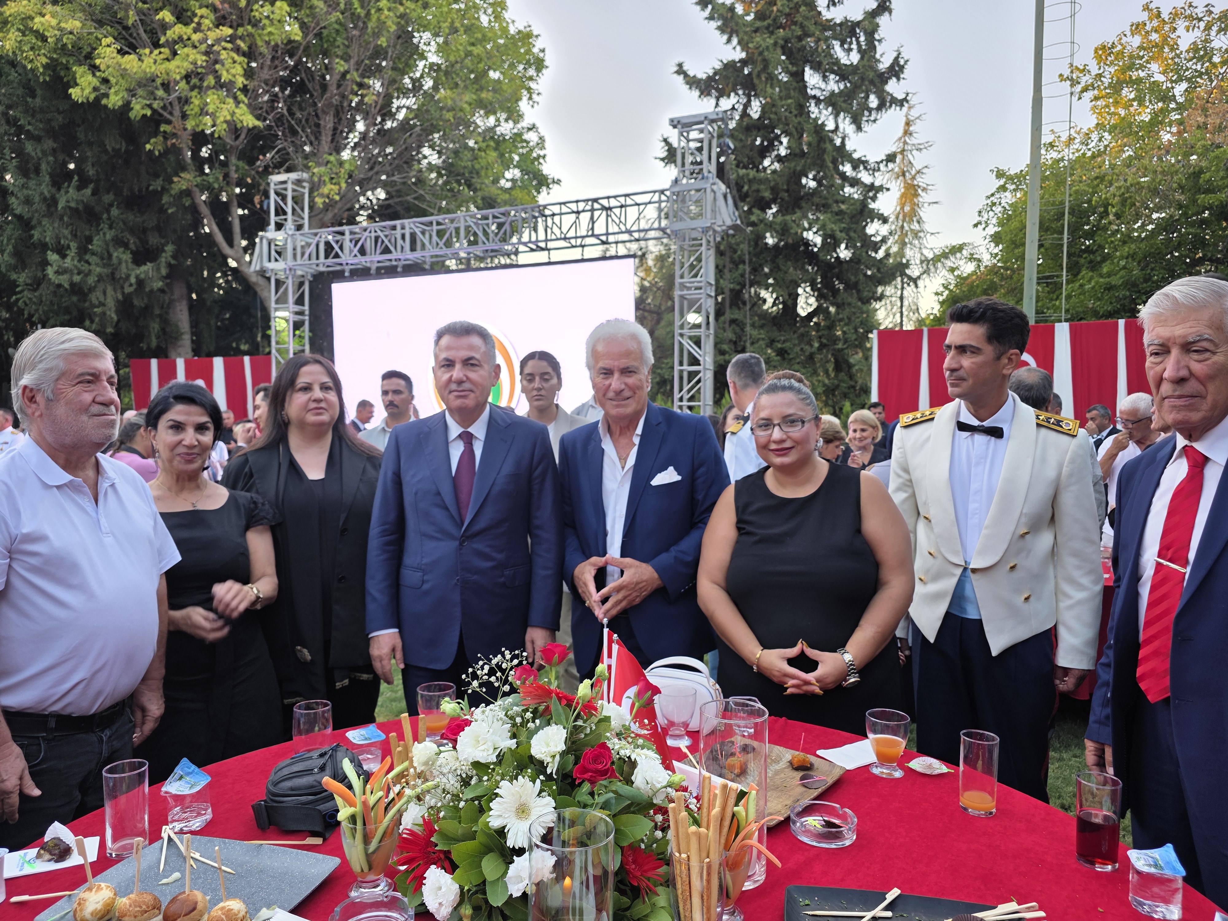 CUMHURİYETİMİZE SAHİBİZ, DÜŞMANA GEÇiT VERMEYiZ!