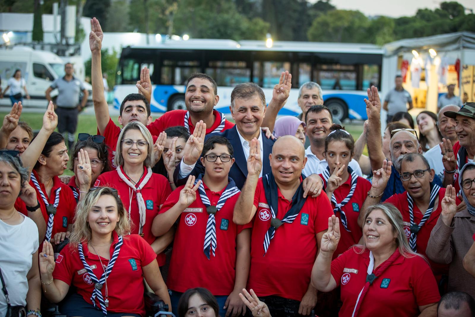 Başkan Tugay’dan çocuklara özel ilgi