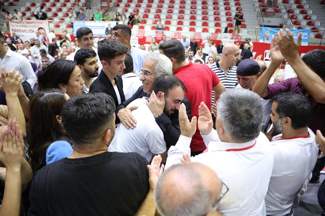 Atamayla başkan oldu, kongre ile seçim kazandı...