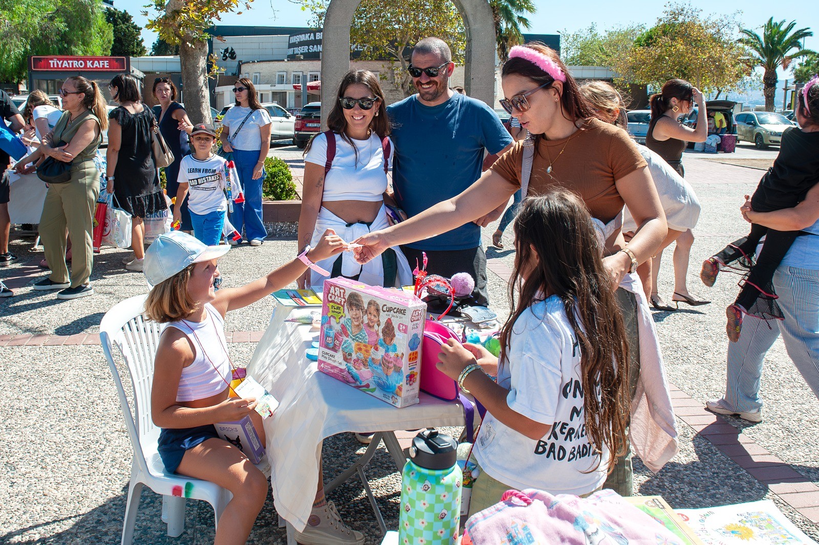 Karşıyaka’da ‘Çocuklar için 2. El Pazarı’na yoğun ilgi