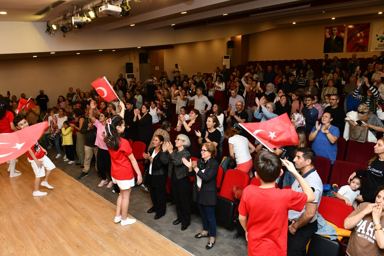 Çiğli'de Yeşil Dönüşüm Ve Cumhuriyet Coşkusu Bir Arada