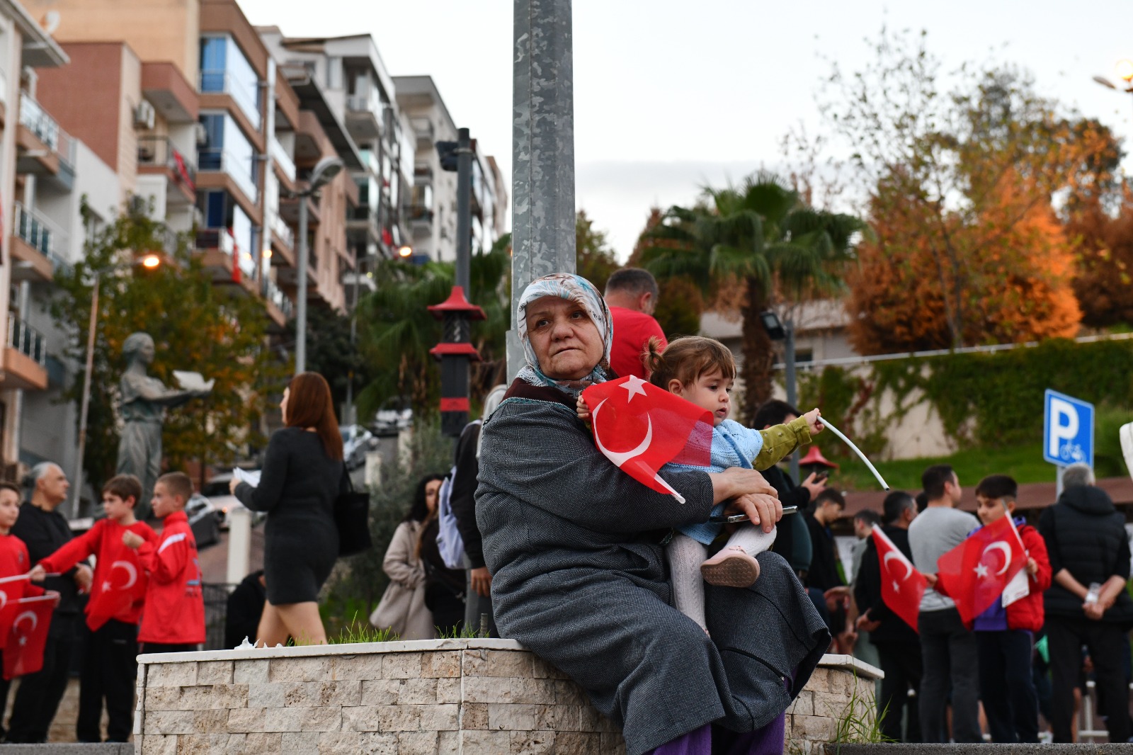 Çiğli’de “İstiklalden İstikbale Büyük Cumhuriyet Yürüyüşü ”ne yoğun katılım