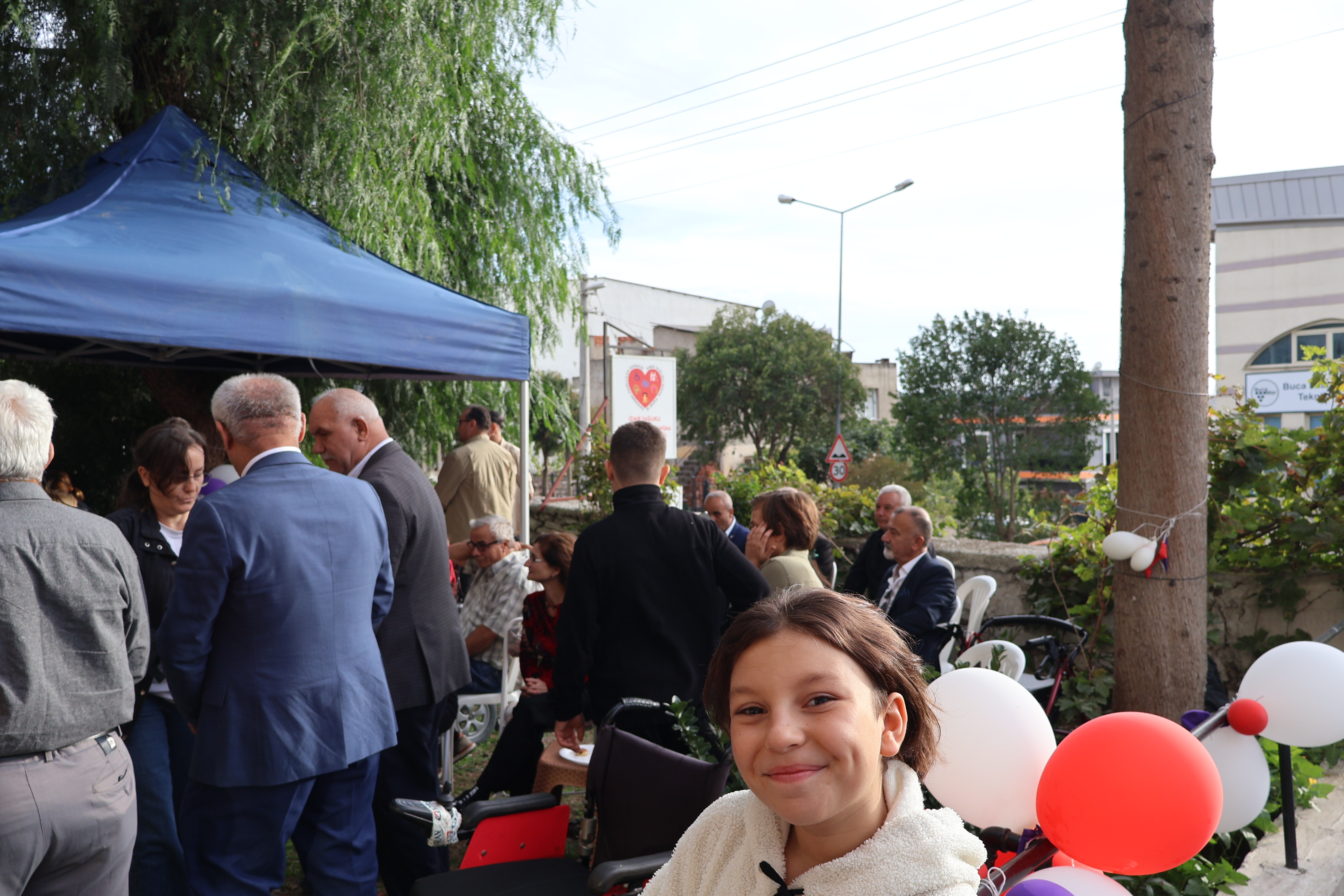 İZMİR'DE ENGELLİLER İÇİN UMUT KAPISI AÇILDI: "GERÇEK ENGEL, ZİHİNLERDEKİ AYRIMCILIKTIR"