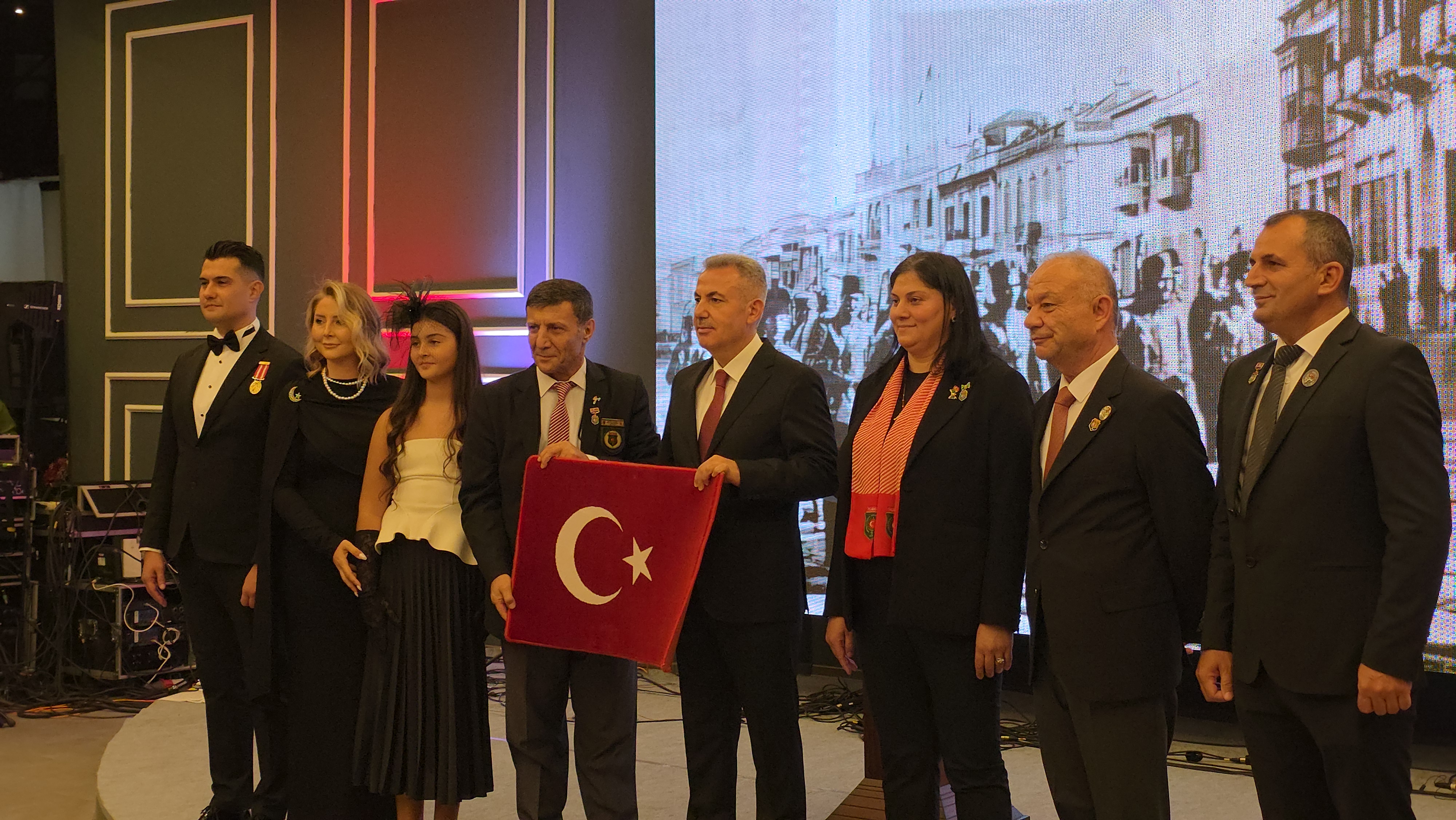 İZMİR'DE 29 EKİM RESEPSİYONU COŞKUYLA GERÇEKLEŞTİ: CUMHURİYET'İN 102. YILI TÖRENLE KUTLANDI