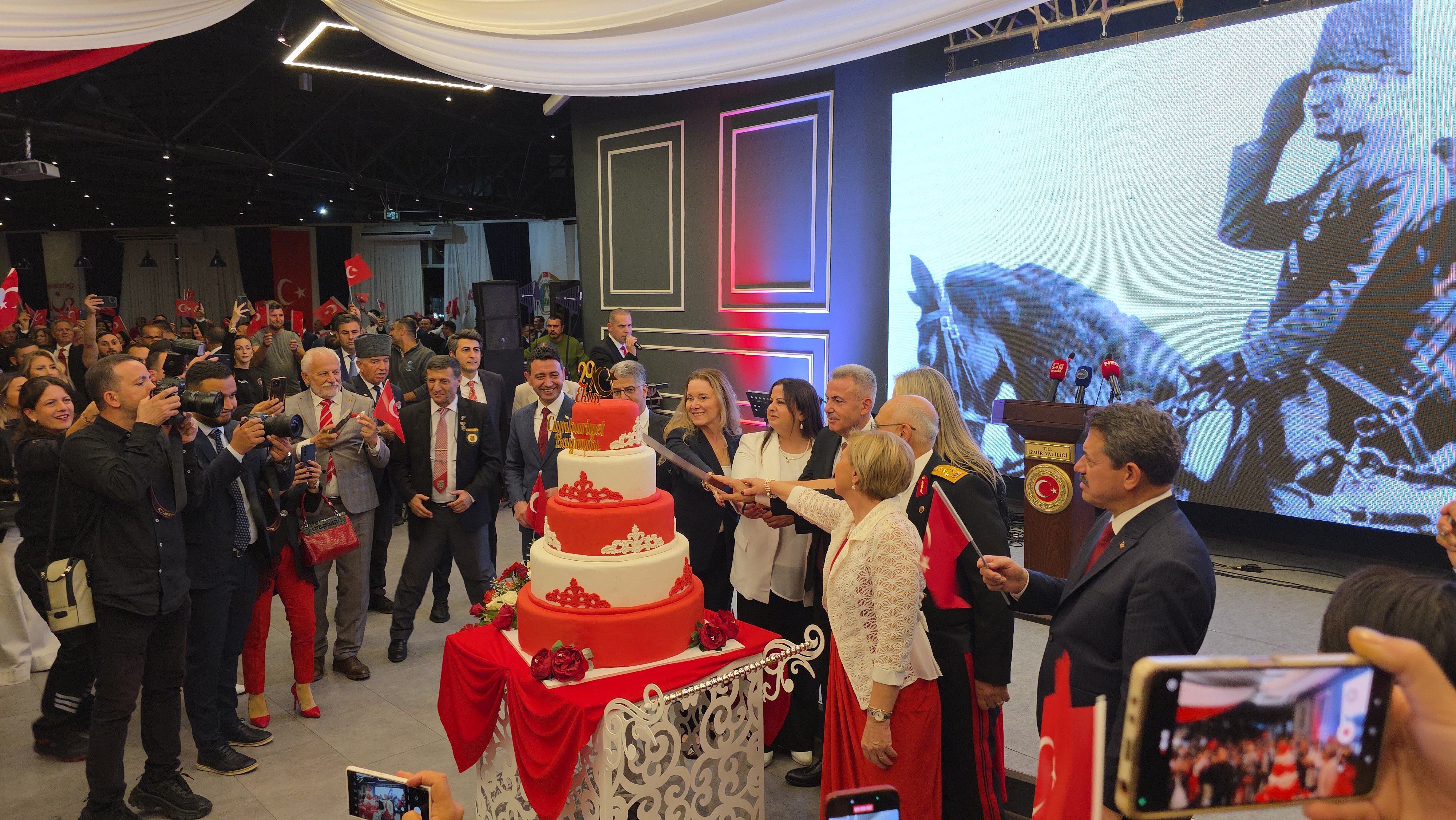 İZMİR'DE 29 EKİM RESEPSİYONU COŞKUYLA GERÇEKLEŞTİ: CUMHURİYET'İN 102. YILI TÖRENLE KUTLANDI