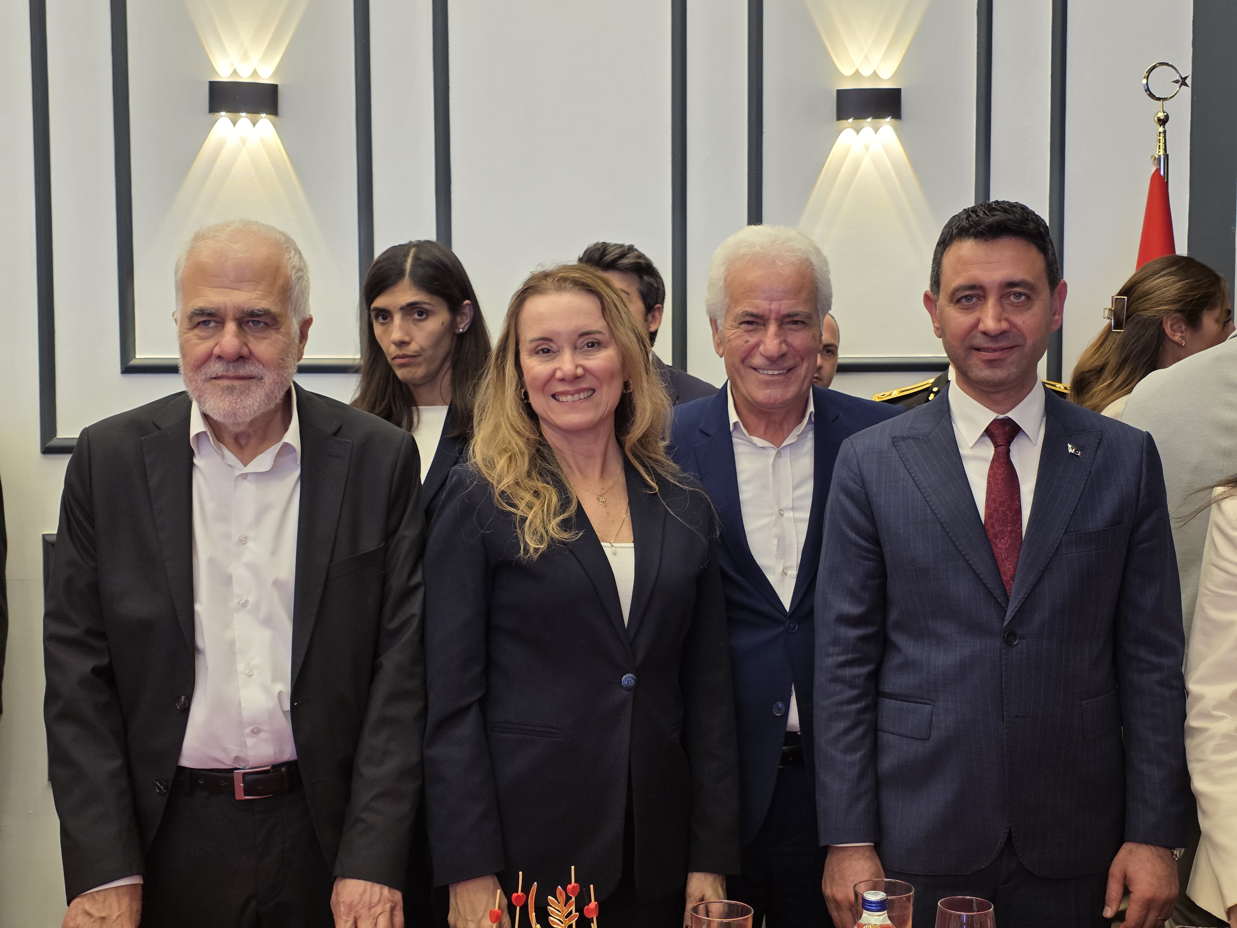 İZMİR'DE 29 EKİM RESEPSİYONU COŞKUYLA GERÇEKLEŞTİ: CUMHURİYET'İN 102. YILI TÖRENLE KUTLANDI