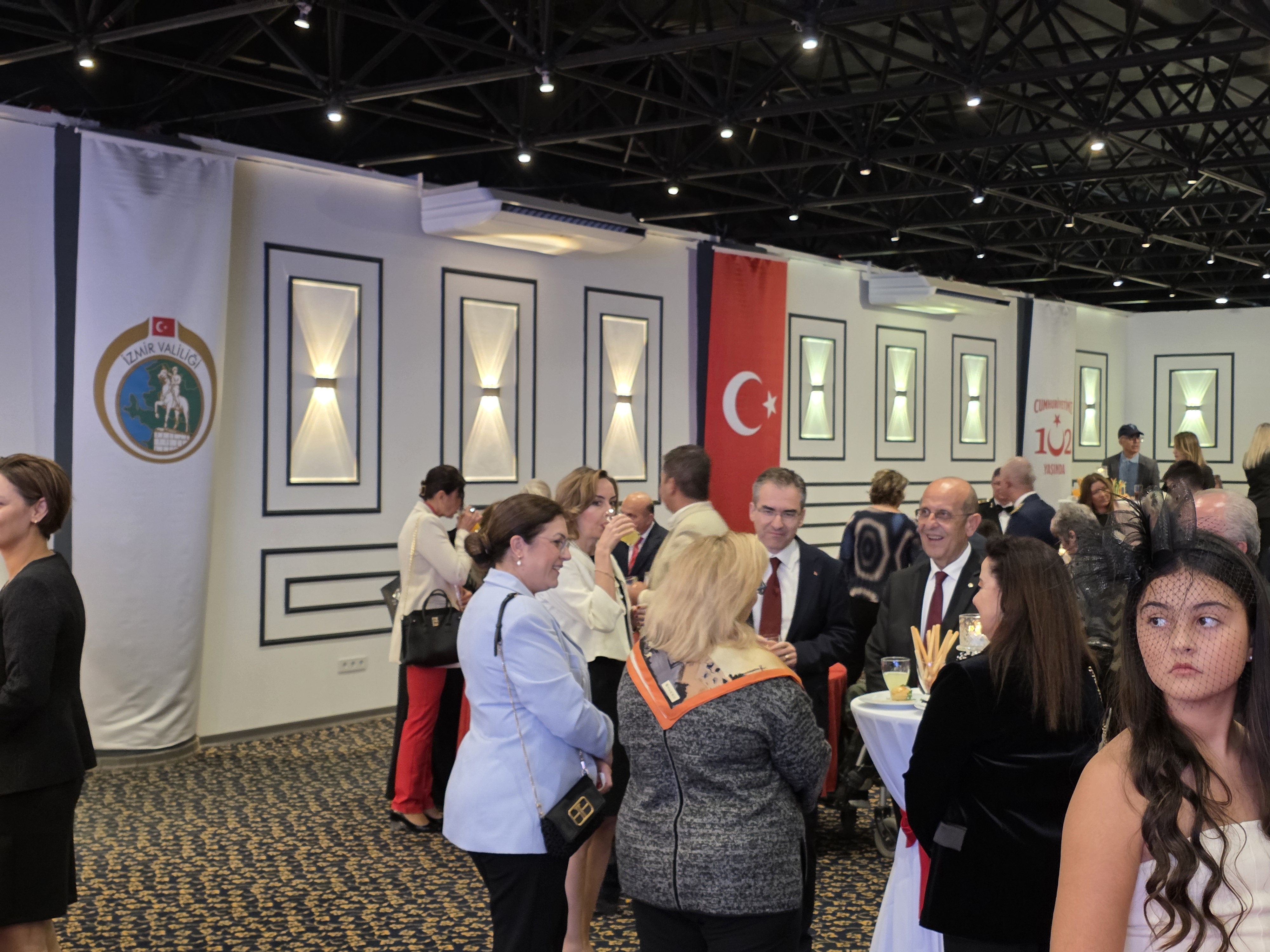 İZMİR'DE 29 EKİM RESEPSİYONU COŞKUYLA GERÇEKLEŞTİ: CUMHURİYET'İN 102. YILI TÖRENLE KUTLANDI