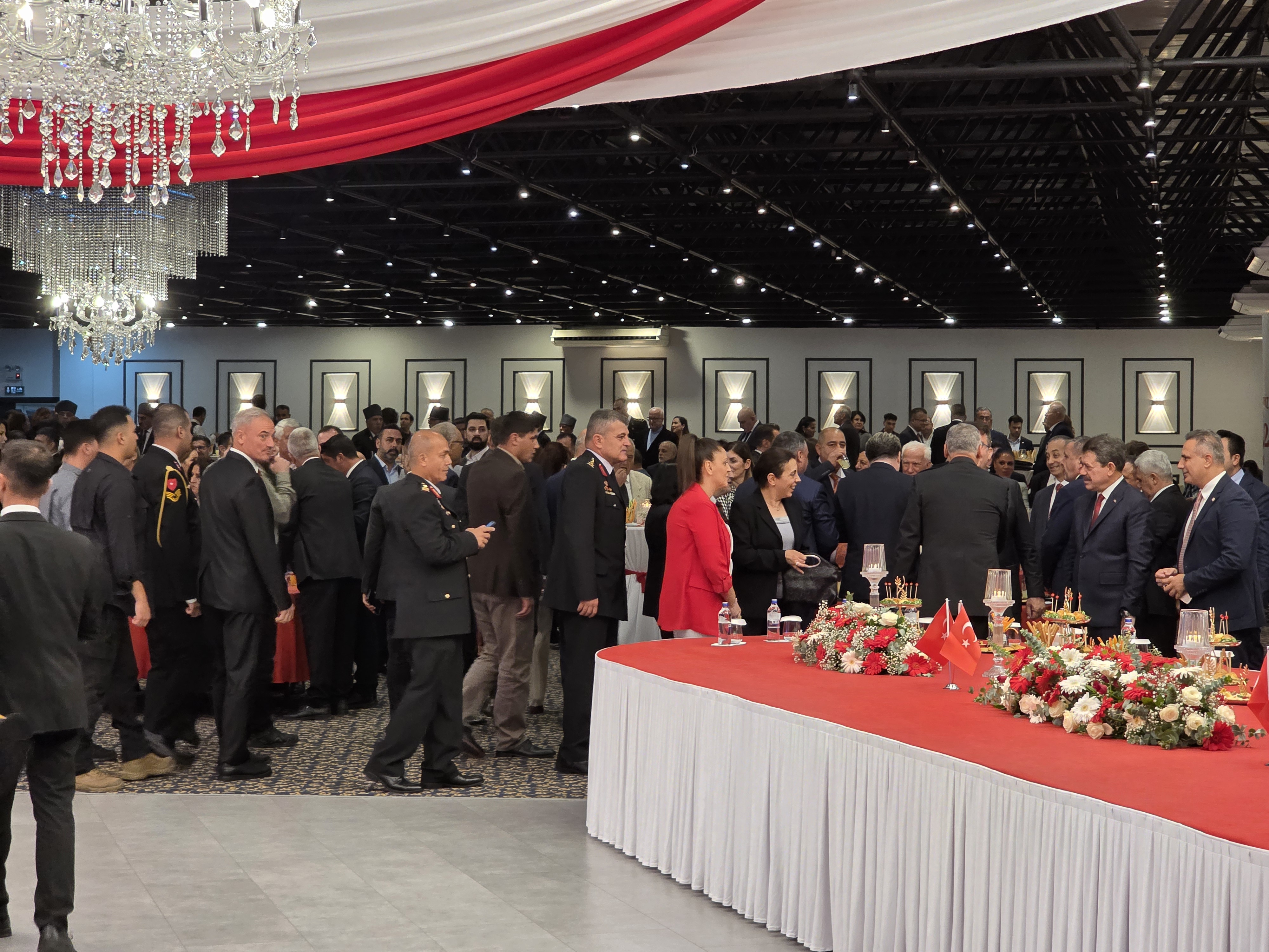 İZMİR'DE 29 EKİM RESEPSİYONU COŞKUYLA GERÇEKLEŞTİ: CUMHURİYET'İN 102. YILI TÖRENLE KUTLANDI