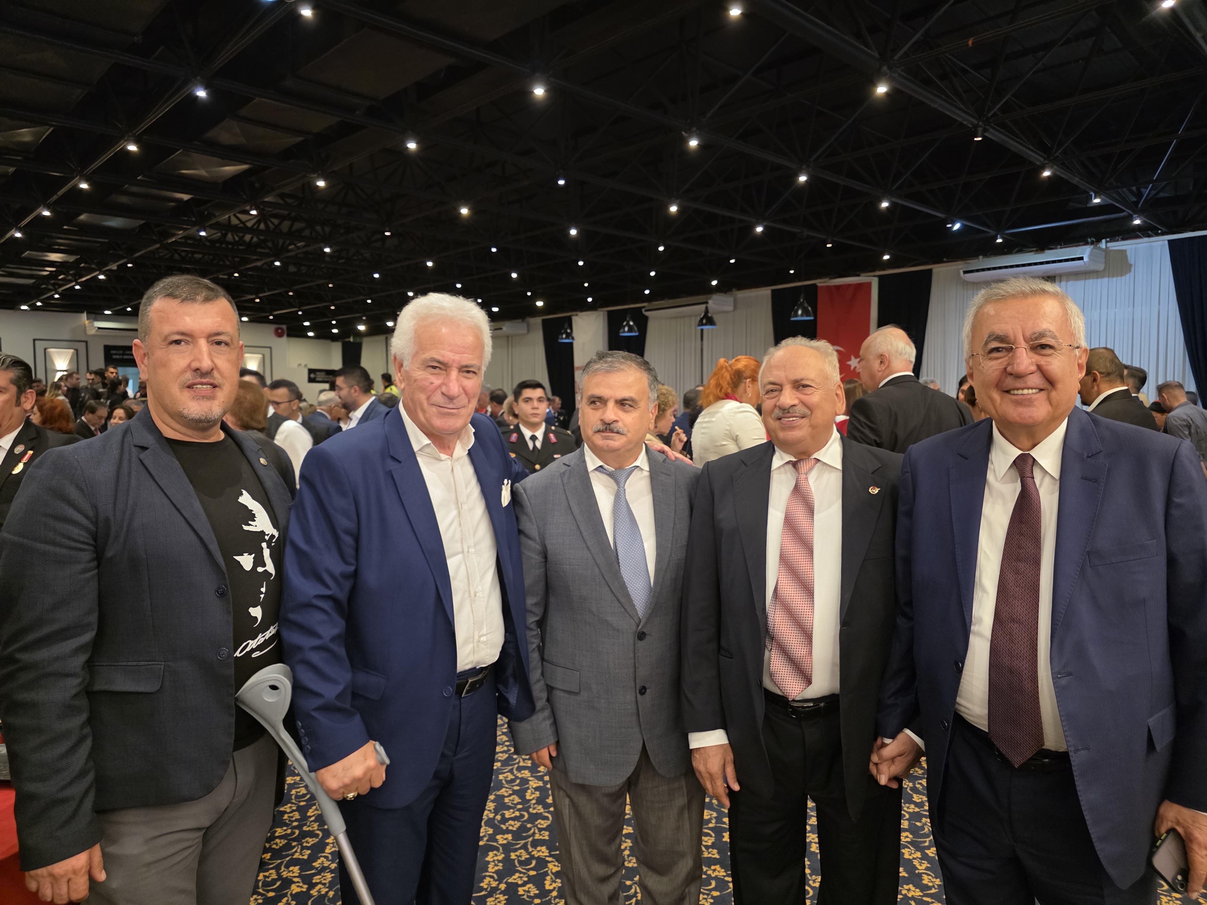 İZMİR'DE 29 EKİM RESEPSİYONU COŞKUYLA GERÇEKLEŞTİ: CUMHURİYET'İN 102. YILI TÖRENLE KUTLANDI