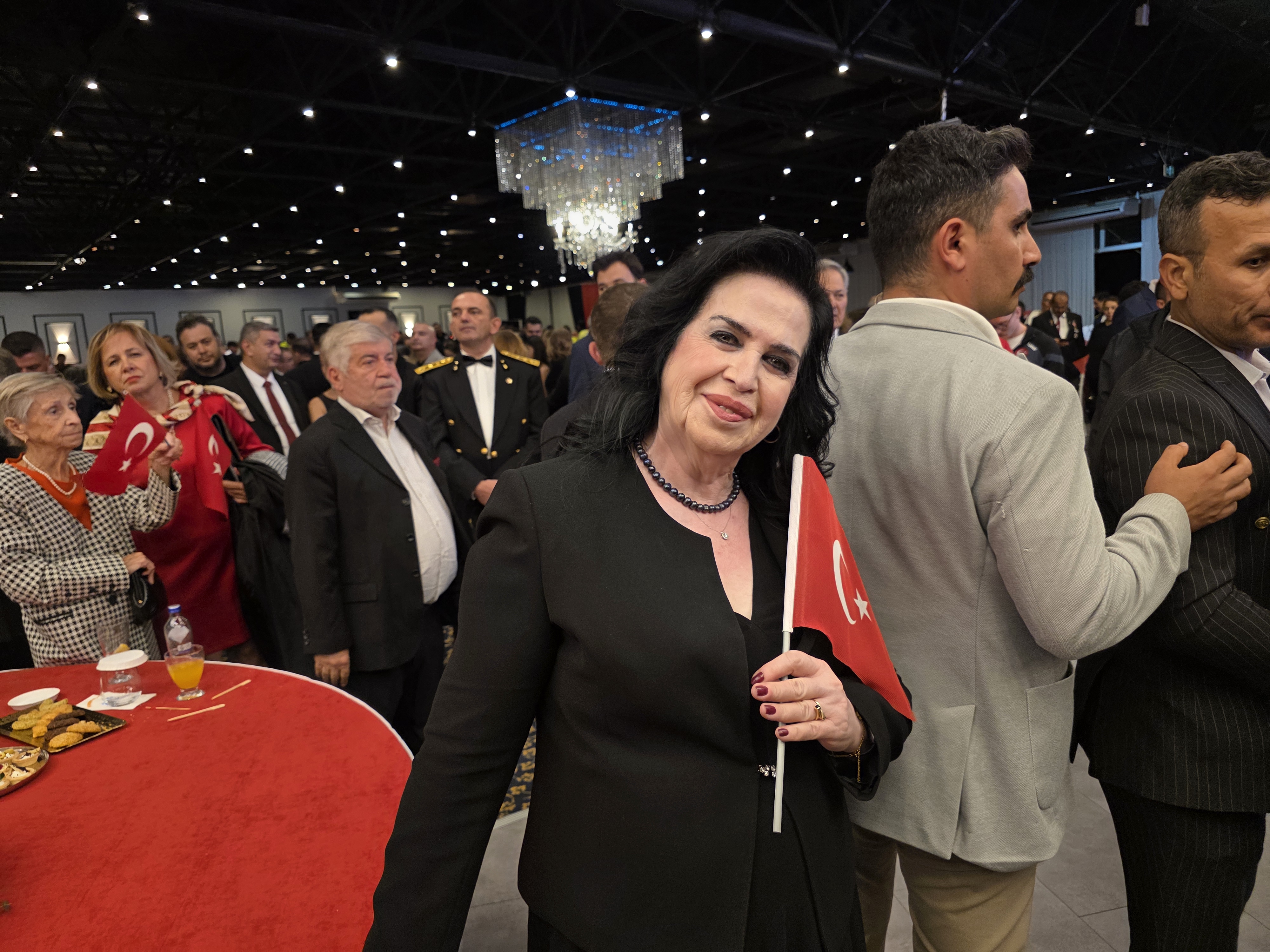 İZMİR'DE 29 EKİM RESEPSİYONU COŞKUYLA GERÇEKLEŞTİ: CUMHURİYET'İN 102. YILI TÖRENLE KUTLANDI