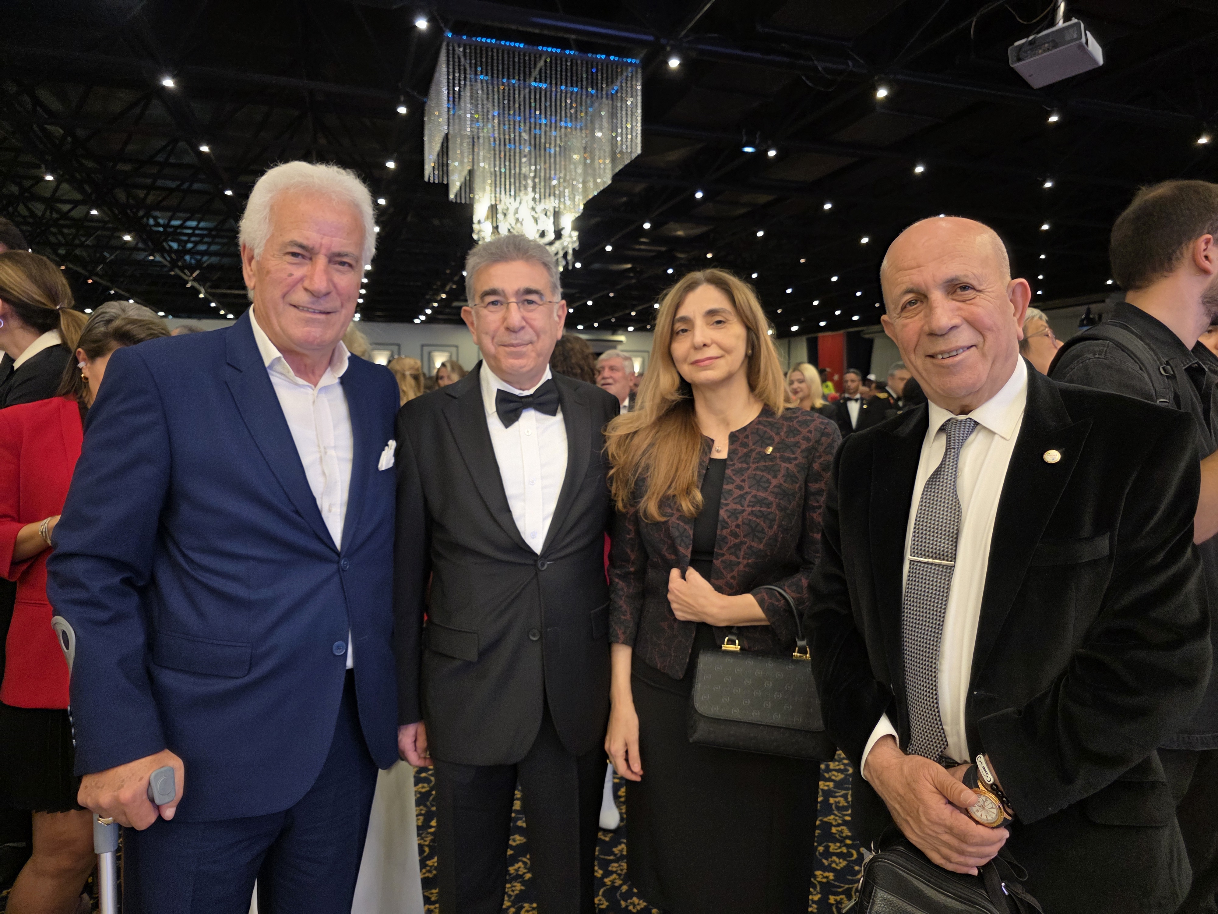 İZMİR'DE 29 EKİM RESEPSİYONU COŞKUYLA GERÇEKLEŞTİ: CUMHURİYET'İN 102. YILI TÖRENLE KUTLANDI