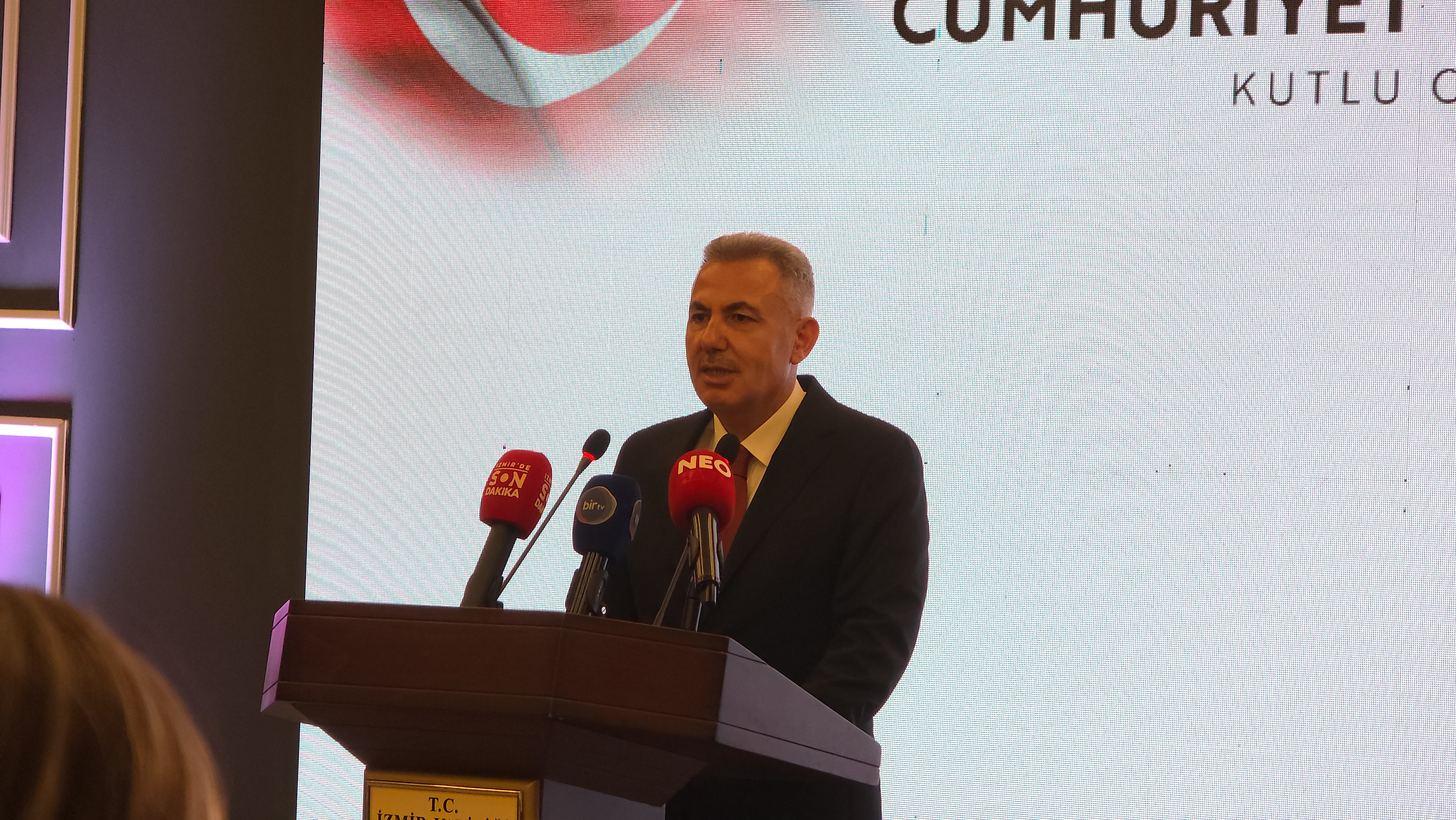 İZMİR'DE 29 EKİM RESEPSİYONU COŞKUYLA GERÇEKLEŞTİ: CUMHURİYET'İN 102. YILI TÖRENLE KUTLANDI