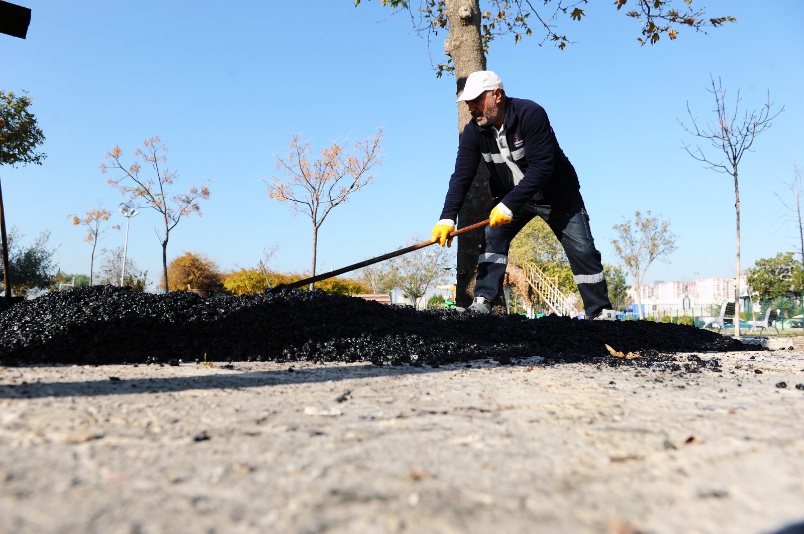KARŞIYAKA’DA YOL BAKIM ÇALIŞMALARI HIZ KESMİYOR