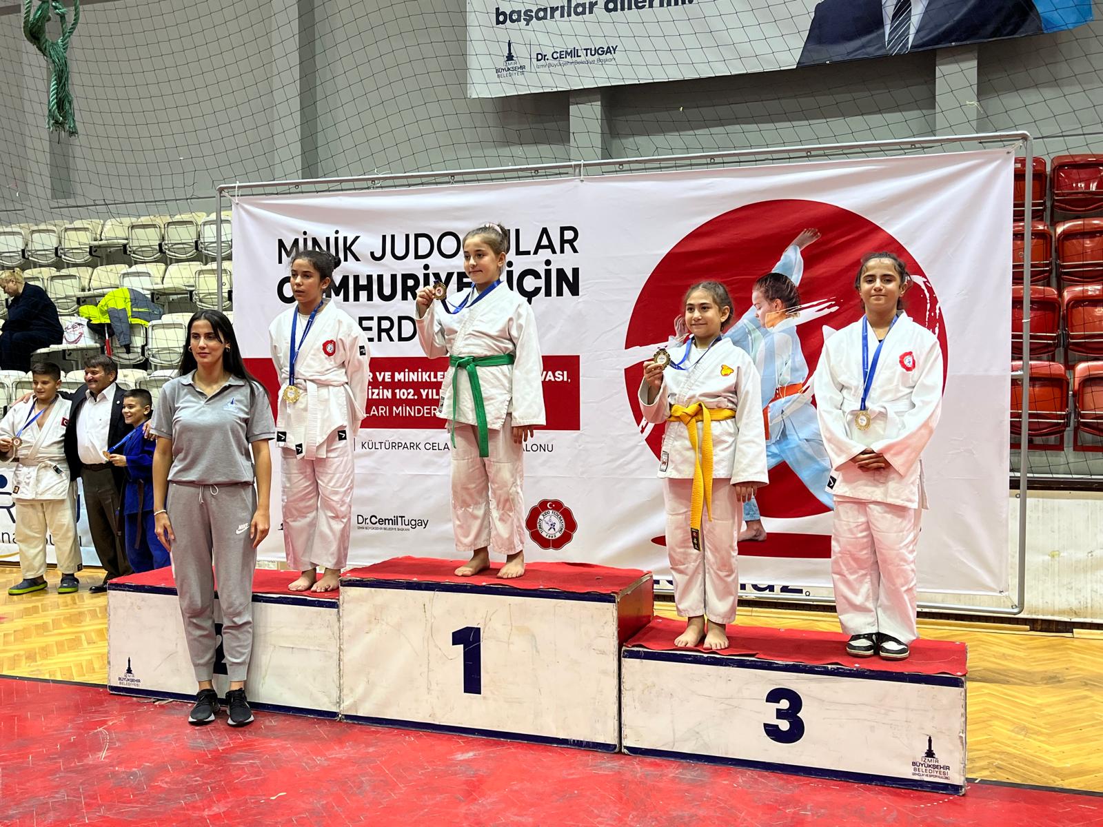 Konak’ın judo takımı ilk turnuvadan madalyalarla döndü