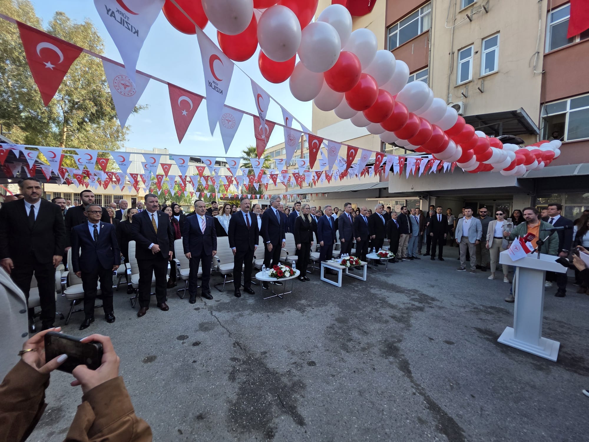 İzmir'de iyilik büyüyor: Kızılay Sosyal Butik kapılarını açtı