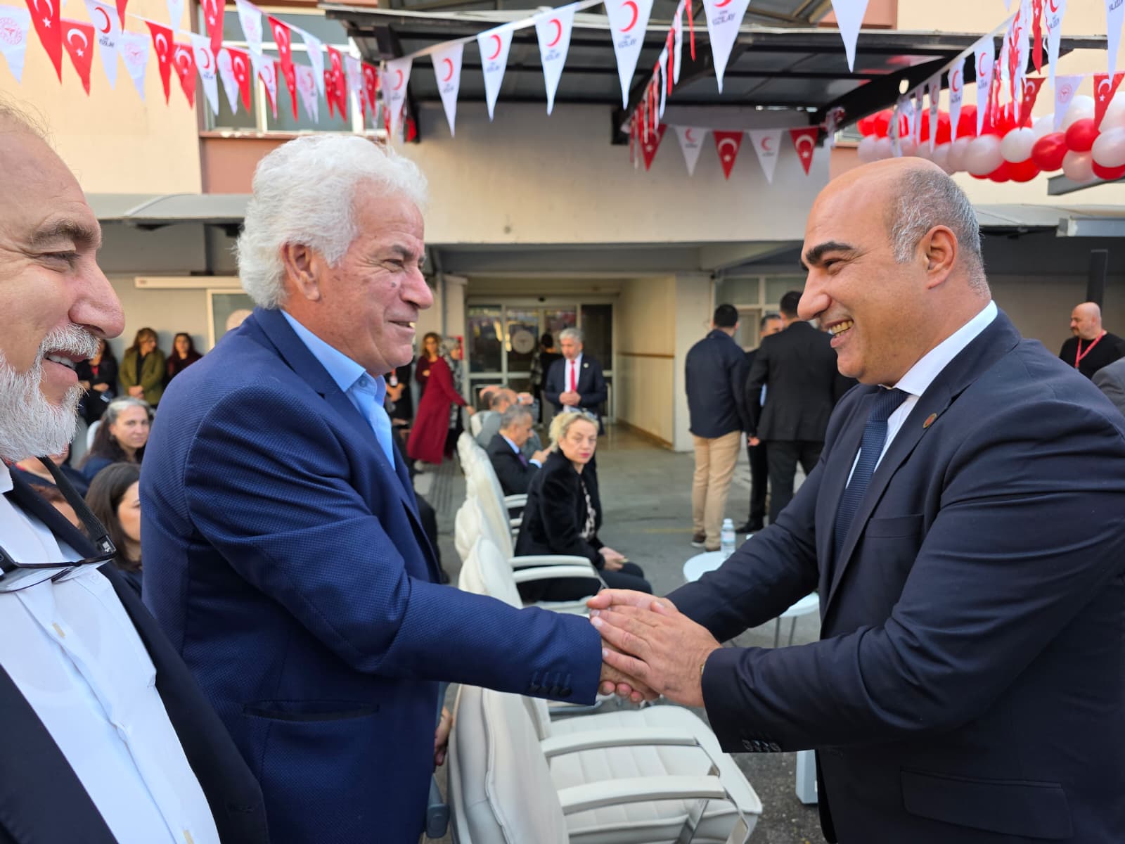 İzmir'de iyilik büyüyor: Kızılay Sosyal Butik kapılarını açtı