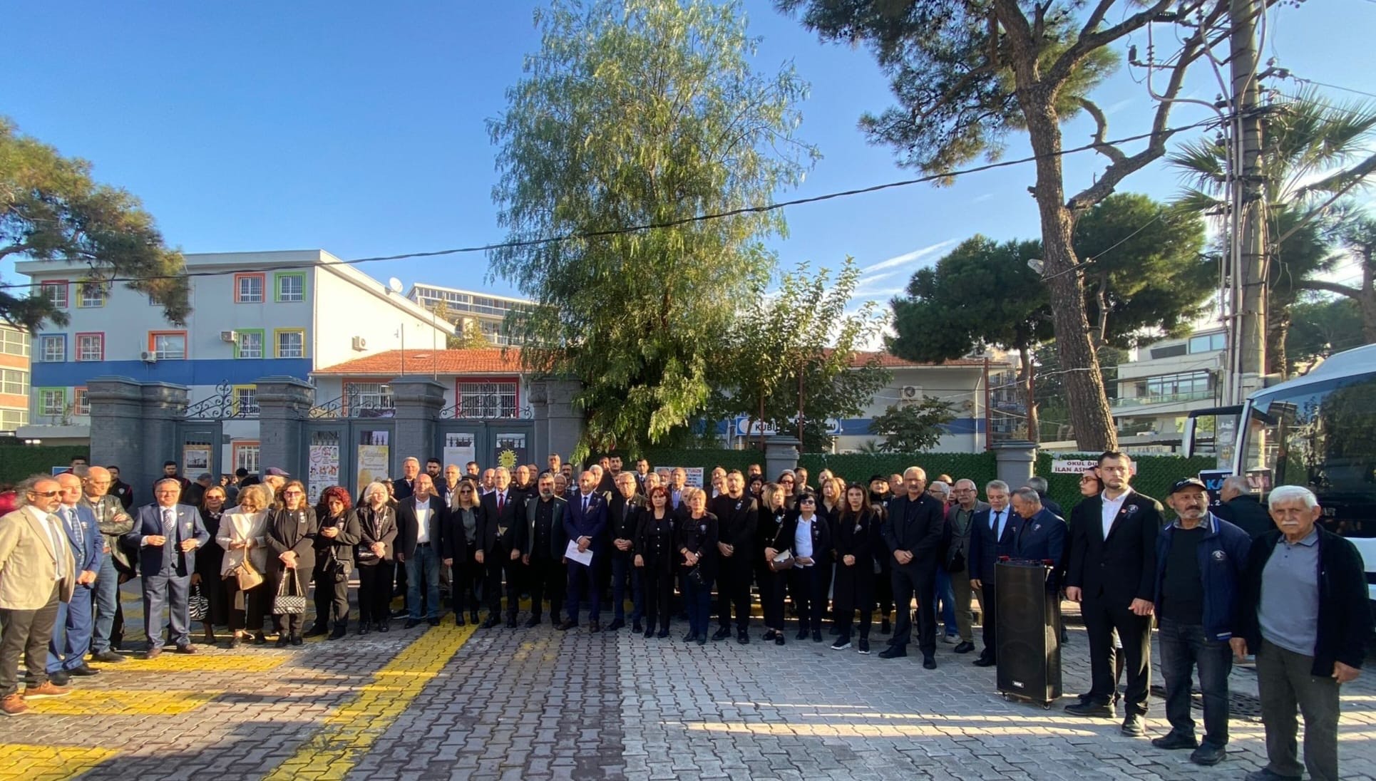 CHP İzmir Örgütleri 10 Kasım'da 30 İlçede Okul Önlerindeydi