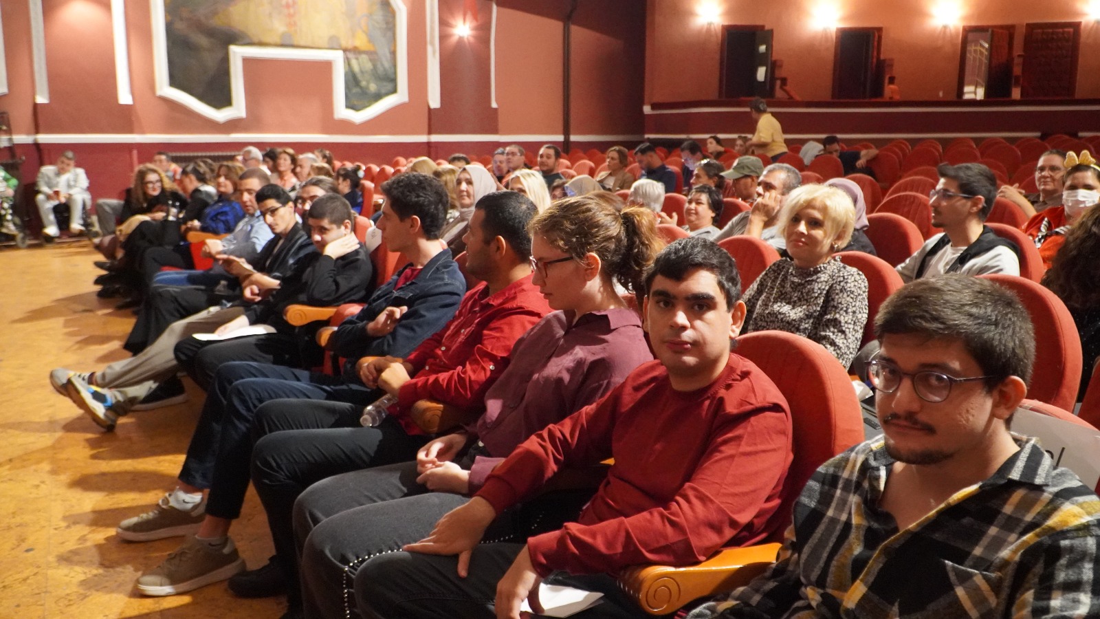 İş hayatına hazırlanan nöroçeşitli gençlerin mezuniyet sevinci