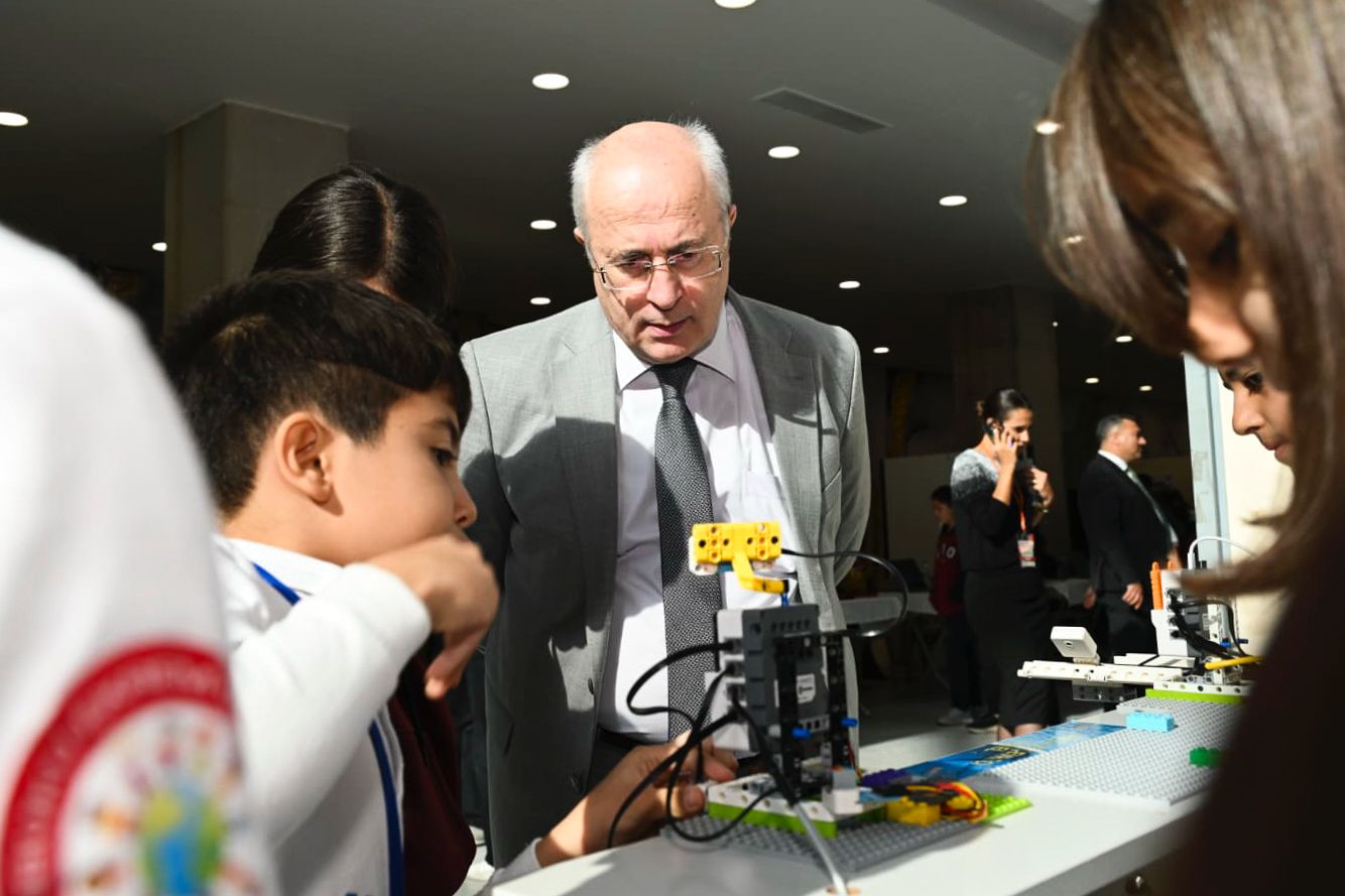 DEÜ REKTÖR YARDIMCISI PROF. DR. HAMDİ ŞÜKÜR KILIÇ, AYDIN'DAKİ "PROJE PAZARI"NDA GENÇ BİLİM İNSANLARIYLA BULUŞTU