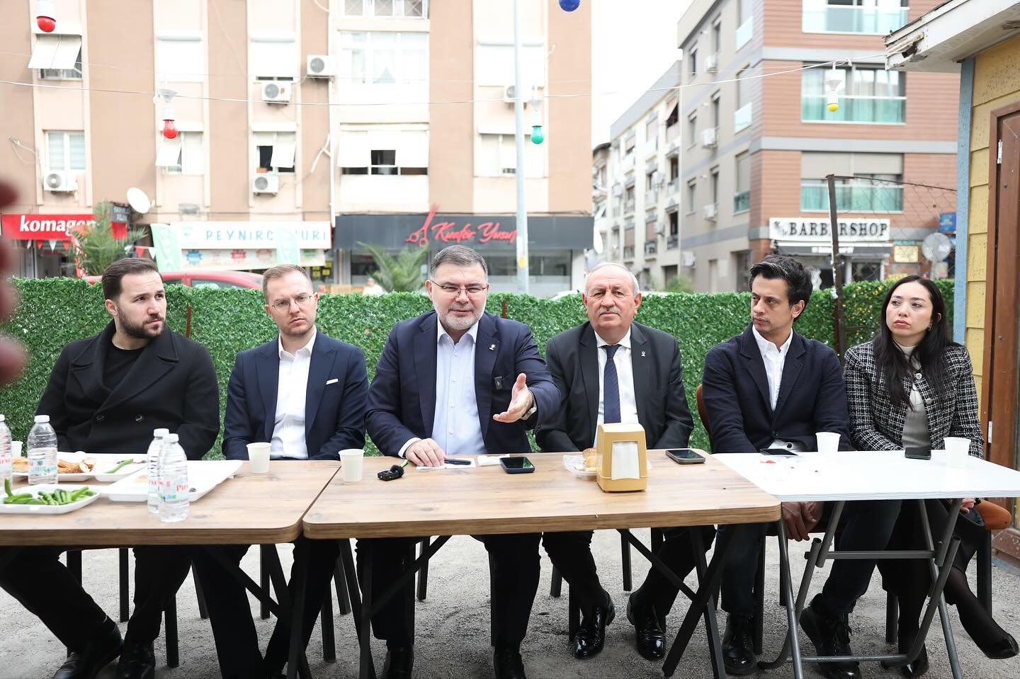 AK Parti İzmir İl Başkanı Saygılı, Karabağlar’daki Genç Esnaflarla Buluştu