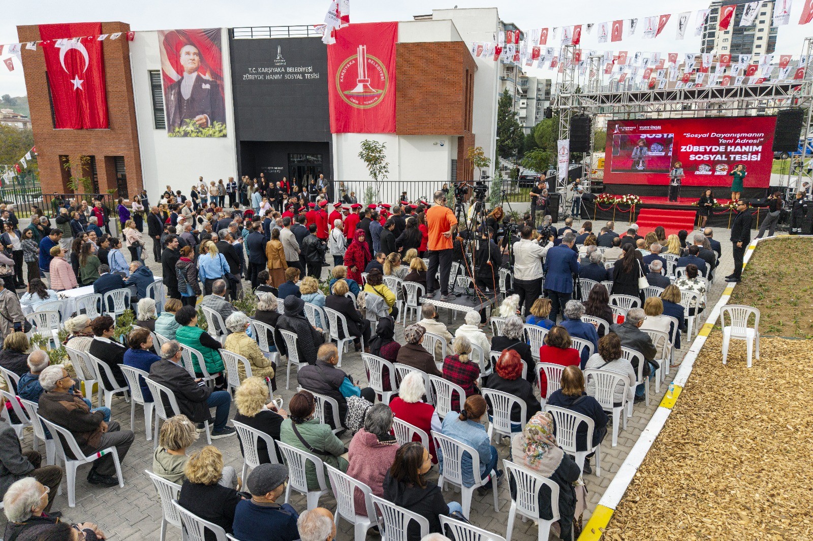 Karşıyaka'da görkemli açılış: Zübeyde Hanım Sosyal Tesisi hizmette!