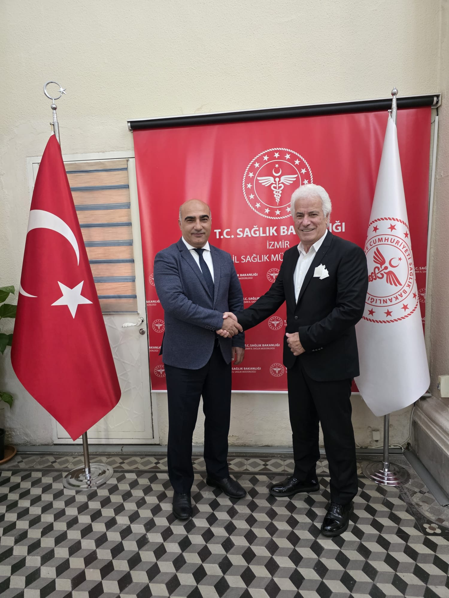 İzmir İl Sağlık Müdürü Ayhan Kul'a yoğun ziyaret trafiği