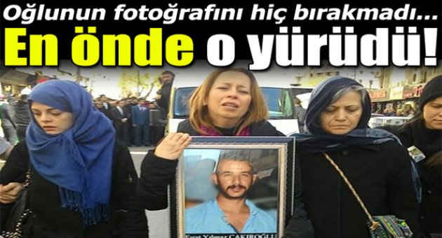 Acılı Anne Fotoğrafı Elinden Düşürmedi