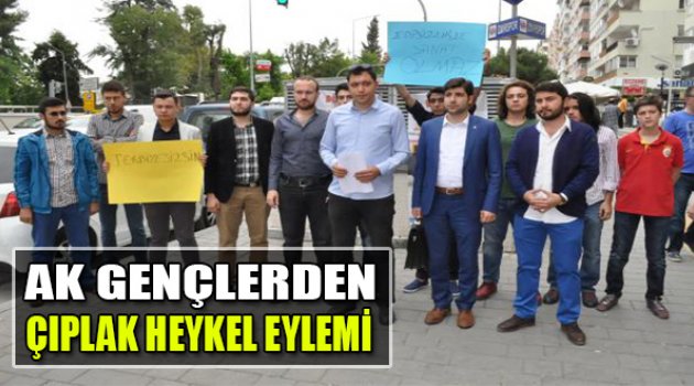 AK Gençlerden Çıplak Heykel Eylemi