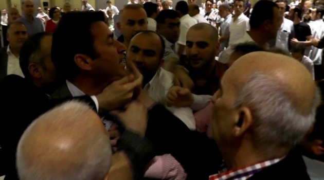 Ak Parti iftarında eski vekil ile belediye başkanı tartıştı