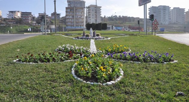 Aliağa'da kavşaklar çiçekleniyor