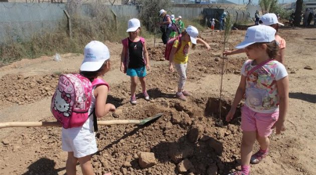 Anaokulu ve Üniversite Öğrencileri Birlikte Fidan Fiktiler