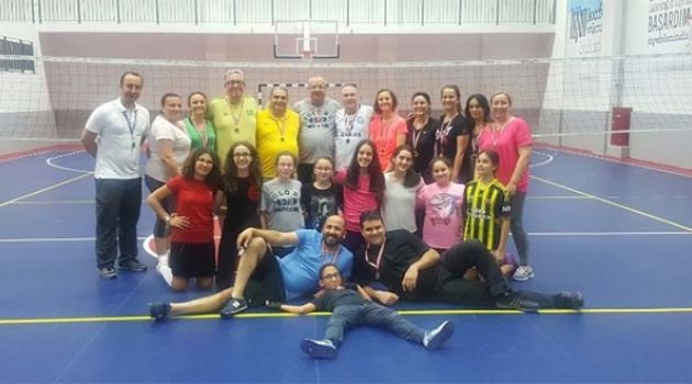 Anneler Babalar Sahada Çocuklar Tribünde