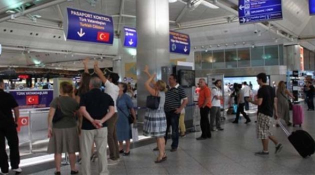 Aranan 58 kişi havaalanında yakalandı