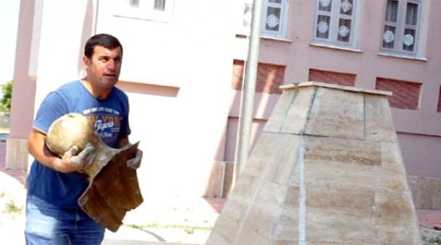 Atatürk'ün Büstünü Çalan İki Hurdacı Tutuklandı