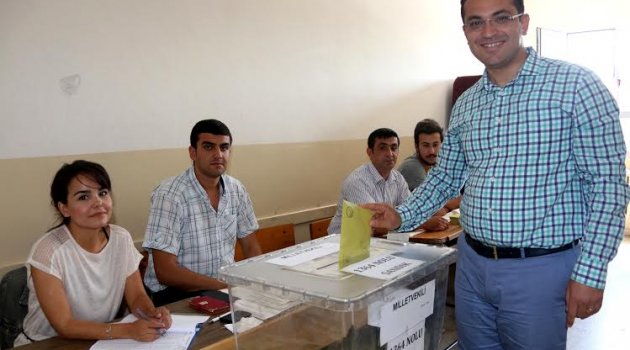 Başkan Atila ailesi ile birlikte sandığa gitti