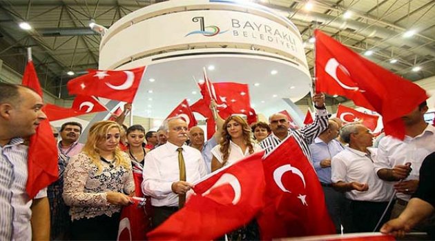Bayraklı Standı Kırmızı Beyaza Büründü