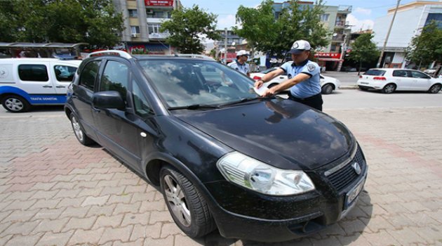 Bayraklı Zabıta trafik göz açtırmıyor