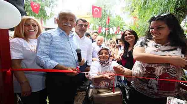 Bayraklı'da 'Engeller' Sanatla Yıkılıyor