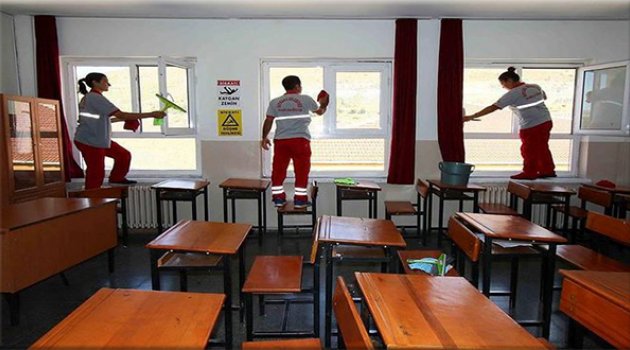 Bayraklı'da Okullara Detaylı Temizlik