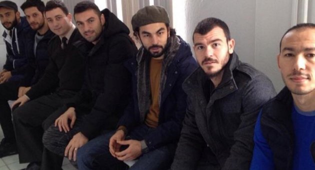 Bedelli aslanlar kuyrukta...