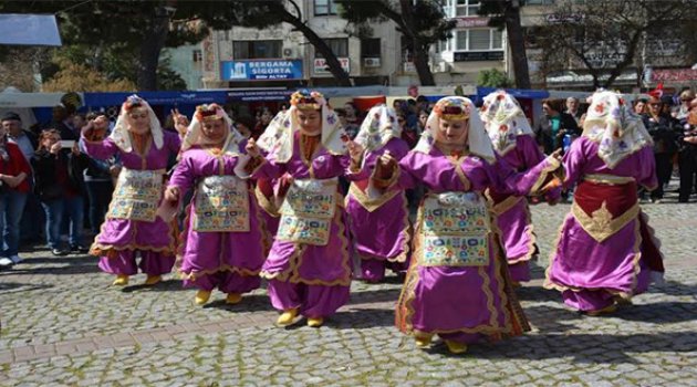 Bergama’da Kadınlar Meydanı Renklendirdi