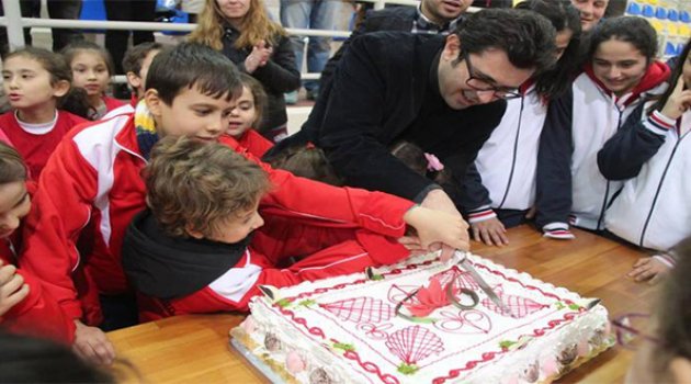 Bergama'da Sporcu Çocuklar Ve İşçilerle Yeni Yıl Kutlaması