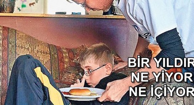 Bir yıldır yemek yiyemiyor, su içemiyor