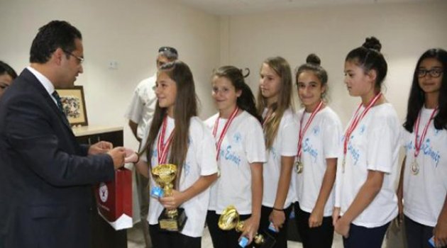 Bornova Belediyespor Minik Hentbol Takımından Çifte Kupa