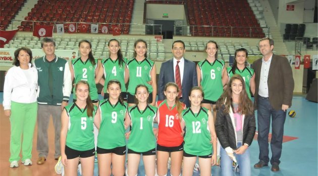Bornova’nın voleybolcularından çifte kupa